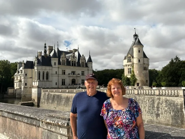 A couple in front of the Château de Chenonceau