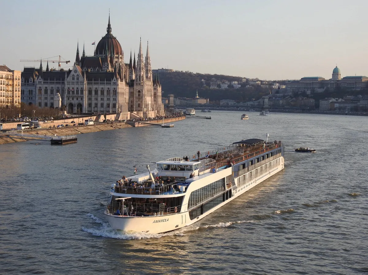 AmaViola passing the Parliament in Budapest